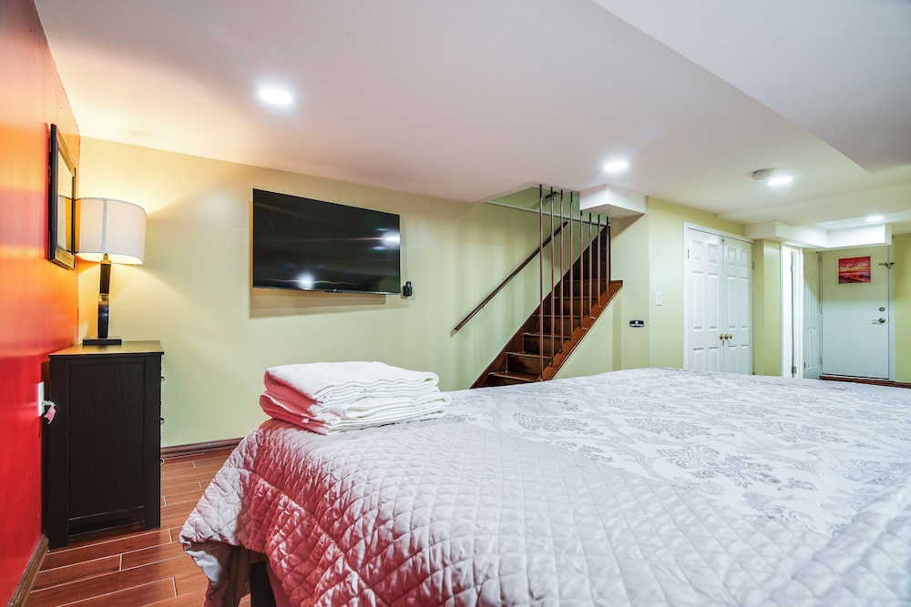 11 Mi to Downtown Baltimore: Middle River Townhome, photo 20