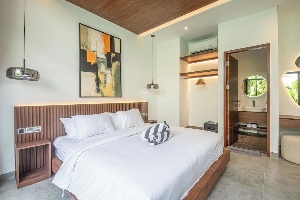 Tropical Elegance 5BR Canggu Villa Near Beach