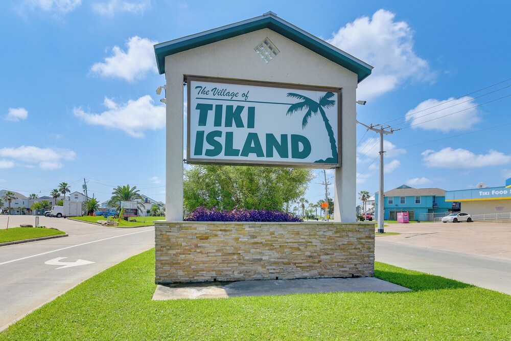 Boat Slip + Decks: Waterfront Gem Near Galveston!
