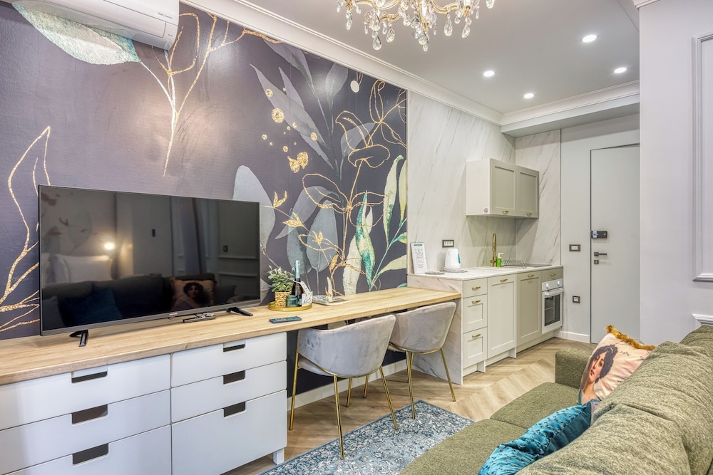 Boutique Downtown Studio with Balcony 1