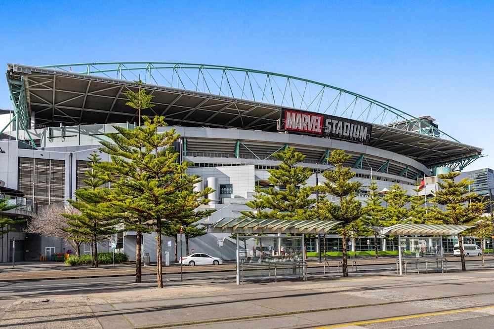 Family Unit With Balcony, Free Trams to CBD Sights