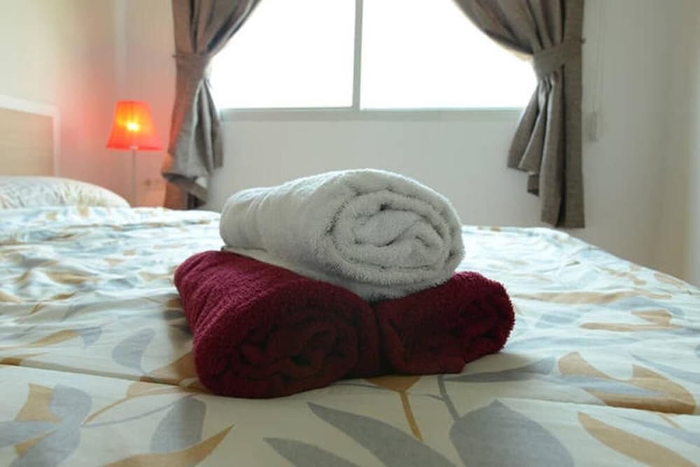 1BR Condo 5 Min to BTS 1000mbps Fiber Wi-fi Great Location