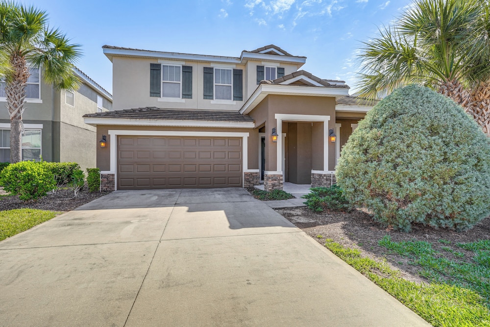 10 Mi to Wdw: Family Home w/ Game Room & Pool!