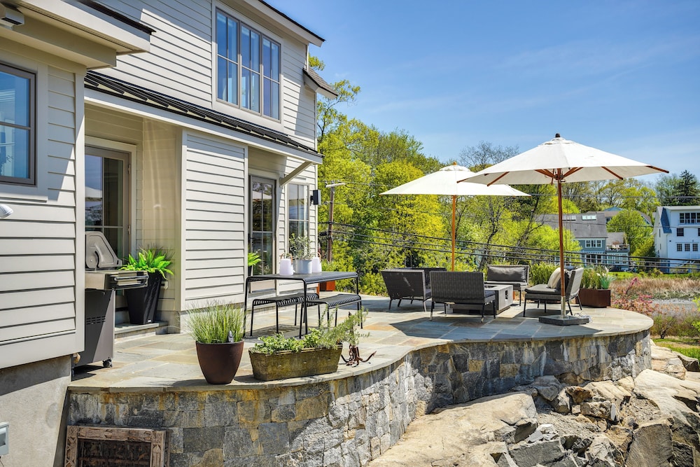 Walk to Beach: Luxe Home w/ Fire Pit in Rowayton!