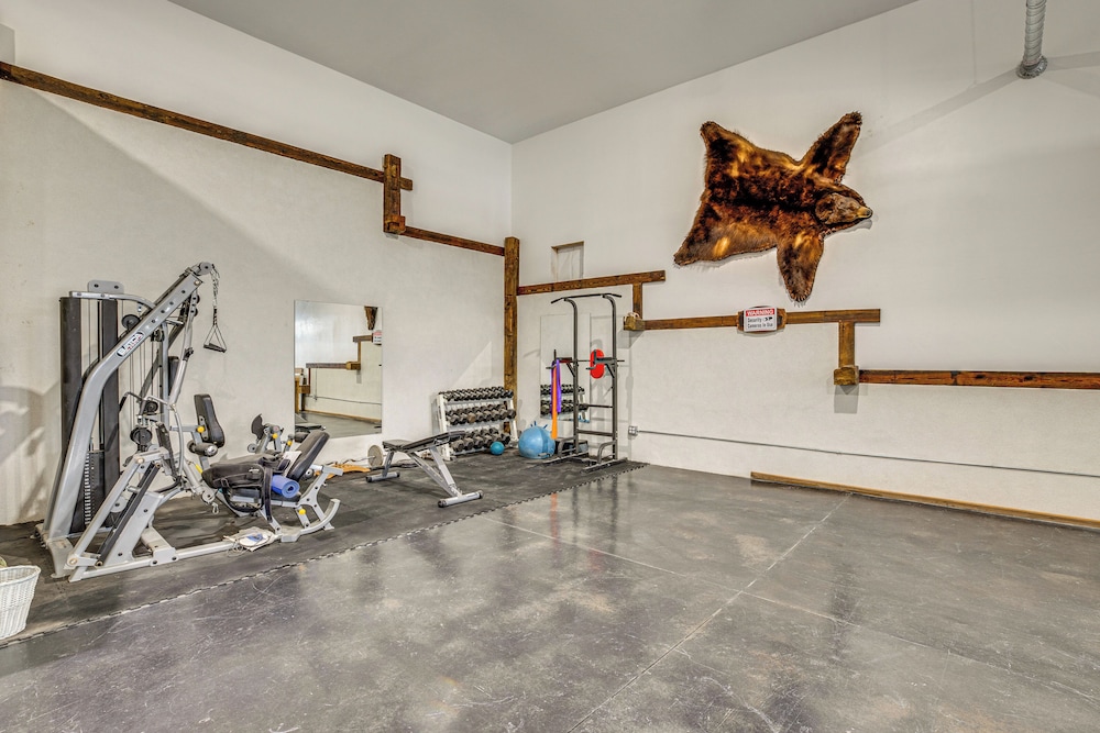 4 Mi to Black Canyon: Mtn-view Apt in Montrose!