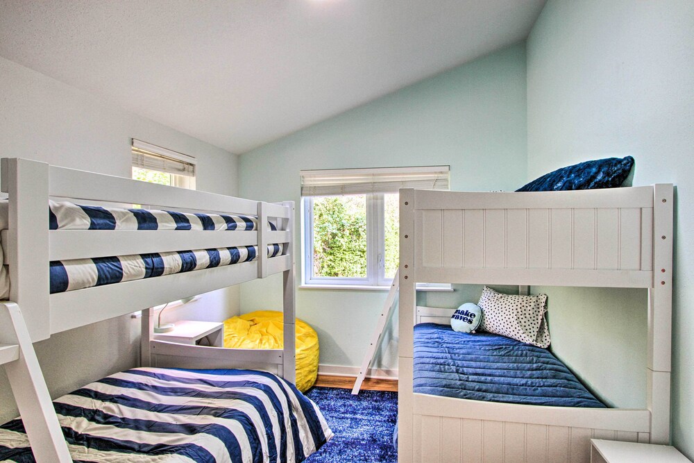 Game Room & Private Beach: Anderson Island Gem view 4