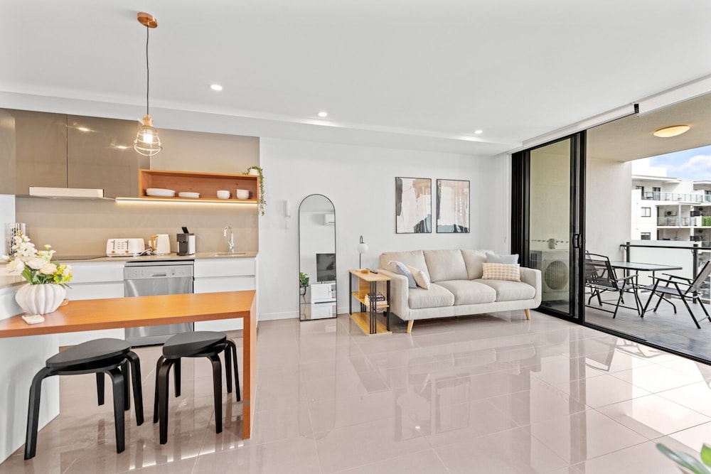 Stylish West End Stay With Rooftop Pool & BBQ
