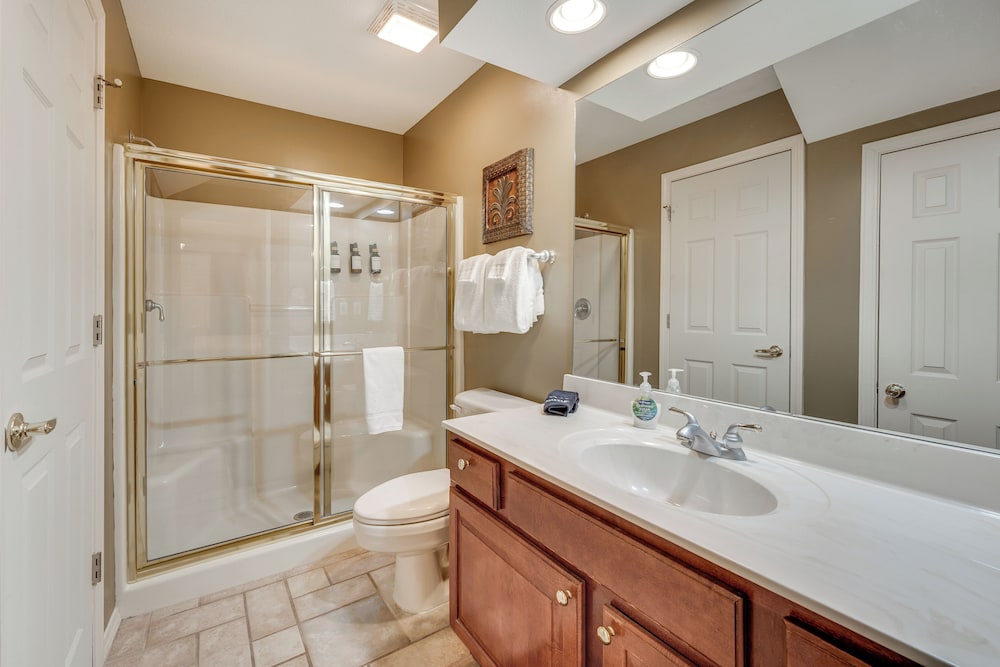 Walk to Branson Strip: Inviting Condo!