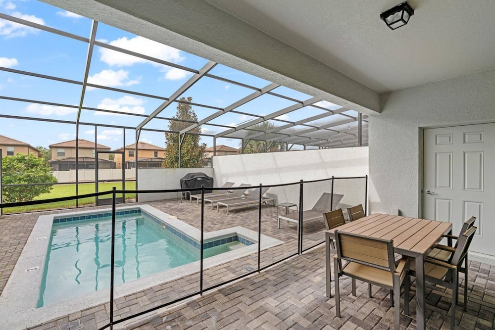 Spacious 5BR Villa w Private Pool Near Disney