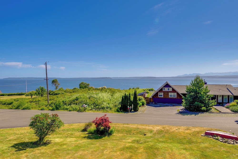 Spacious Deck w/ Ocean View: Puget Sound Gem!