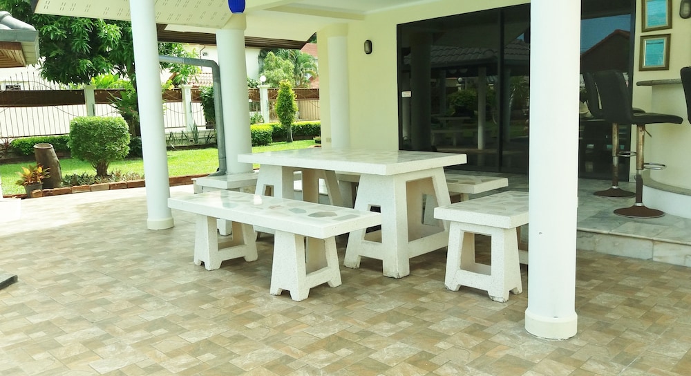 Baan Laksee Pool Villa