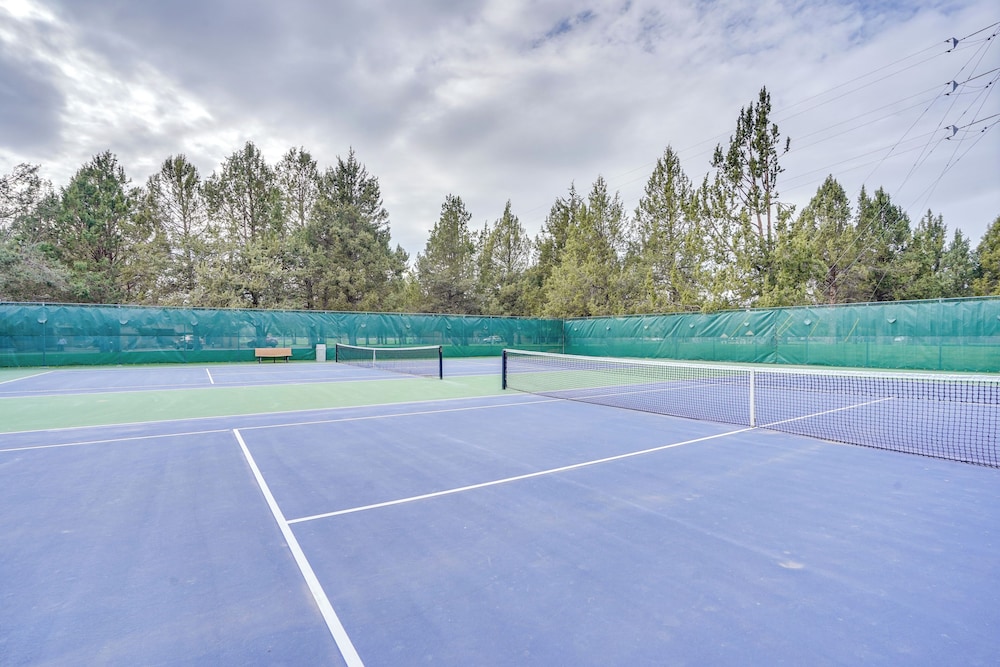 Redmond Golf Getaway - Near Smith Rock State Park!