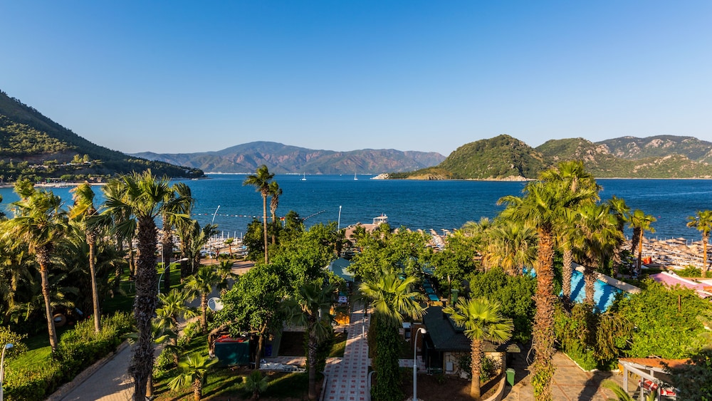 L’ETOILE BEACH HOTEL
