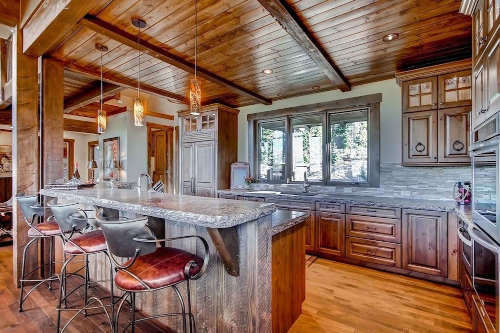 Three Sisters Lookout 5 Bedroom Home
