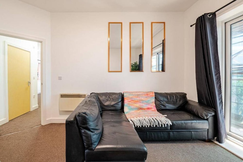 2bed Apt - City Centre With Balcony - Sleeps 6