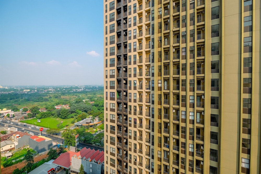 Cozy Living And Homey Studio Transpark Cibubur Apartment view 3