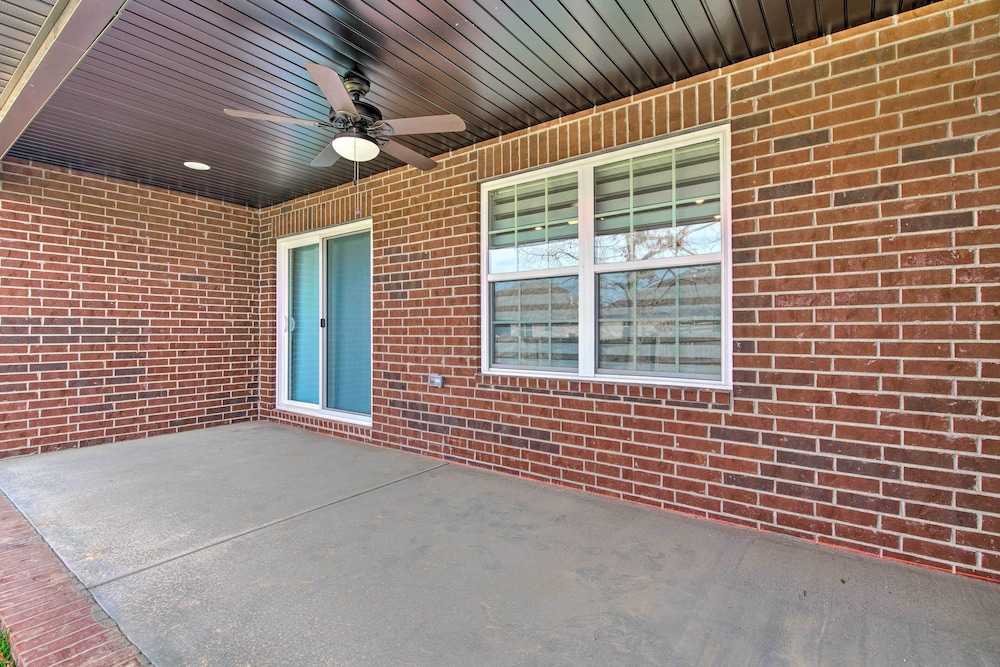 Charming Ozark Abode w/ Yard & Pool Access