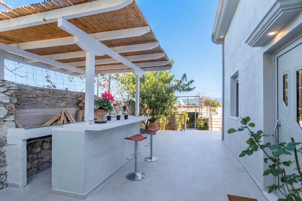 Villa Oasis in Nikiana - Sleep 6 - Pool - Hot Tub