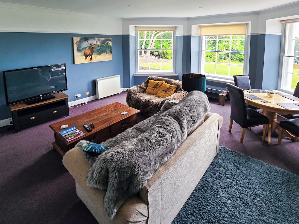 2 Bed House - Sleeps 4 - Pets - Parking - Wifi