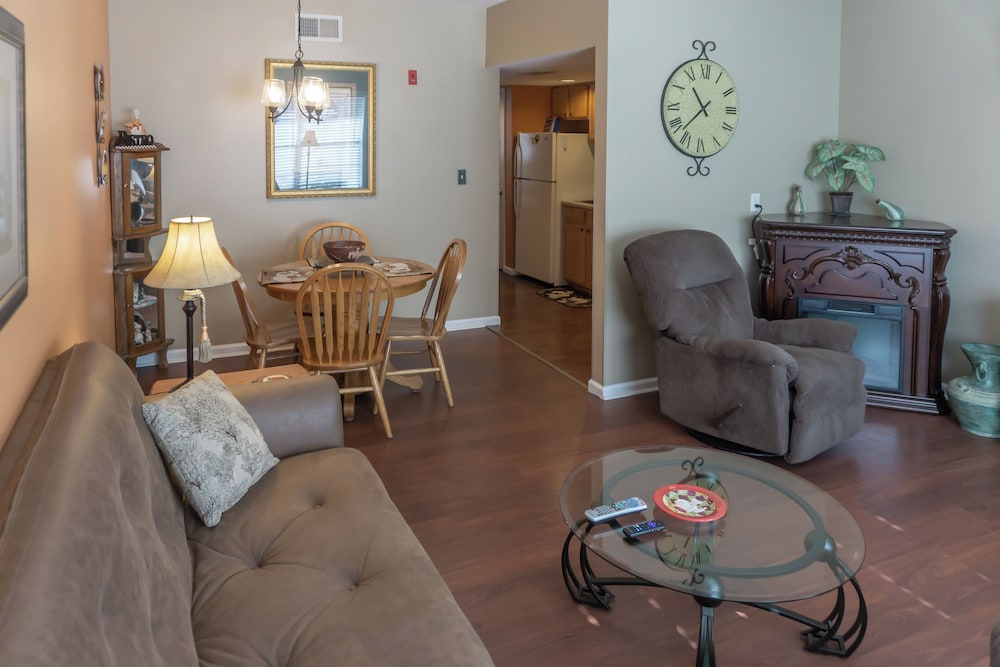 1 BR Home w/ Jetted Tub & Cozy Living Room
