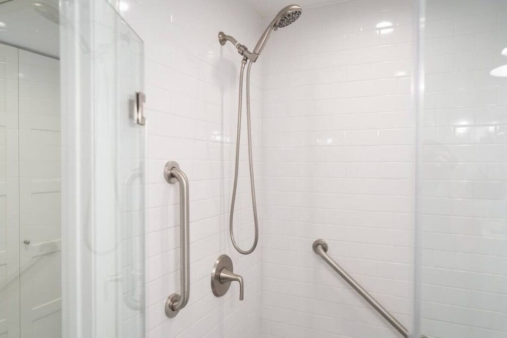 Updated 1BR House in Glendale With Private Fenced Yard p55