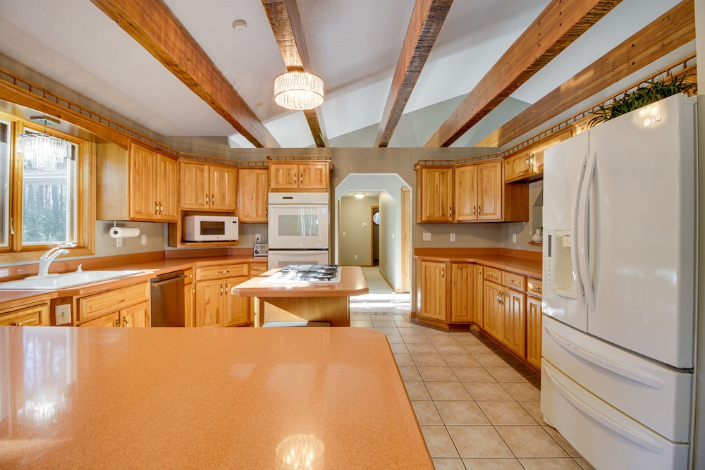 Peaceful Hibbing Getaway: Heated Floors, Fire Pit!