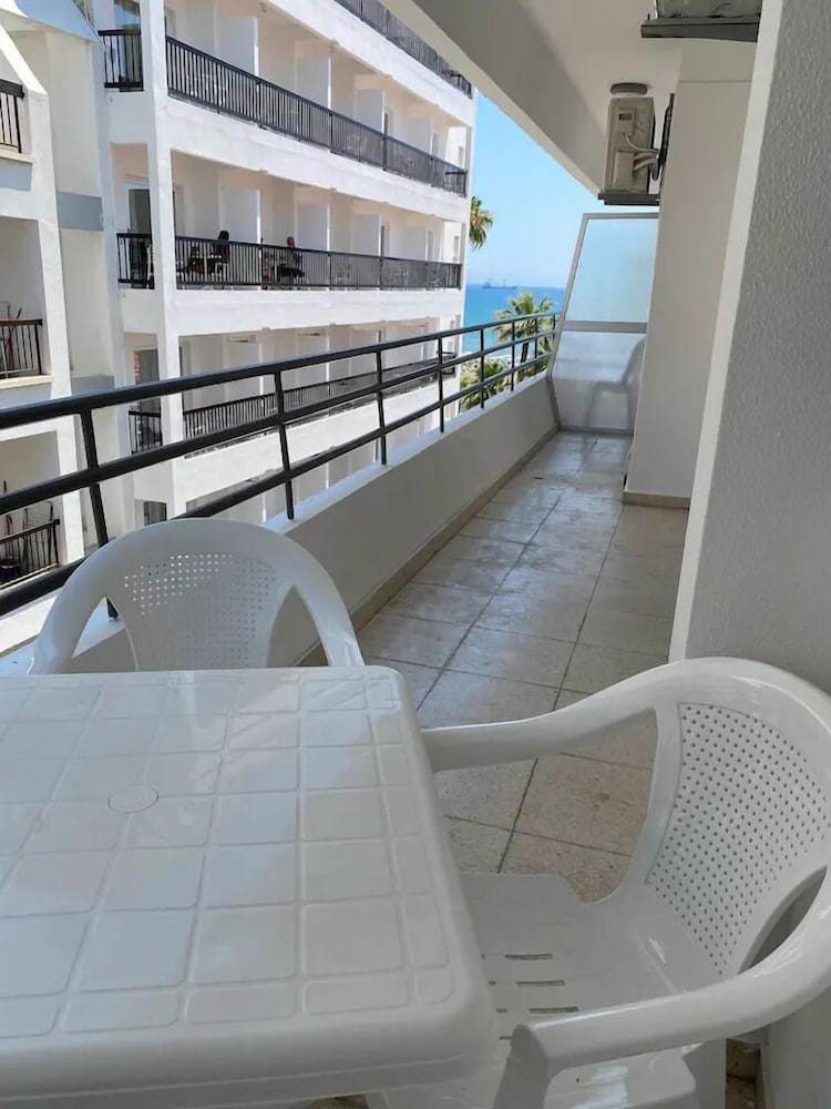 LARNACA BAY SUITES