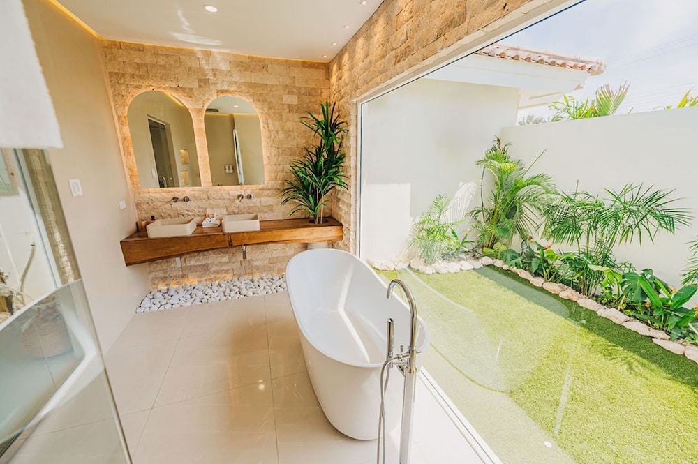 Bohostyle Villa 3min to Beach Hottub 8 Sleeps