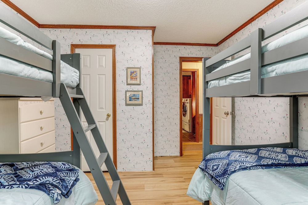 < 1 Mi to Greers Ferry Lake: Dog-friendly Home!