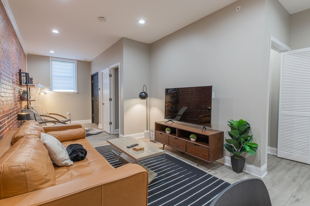 Baltimore's Home Away From Home 2 Bedroom Apts by Redawning - Property Image 2