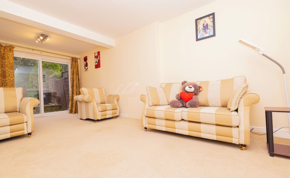 3 Bed - Sleeps 4 - Free Parking - Private Garden