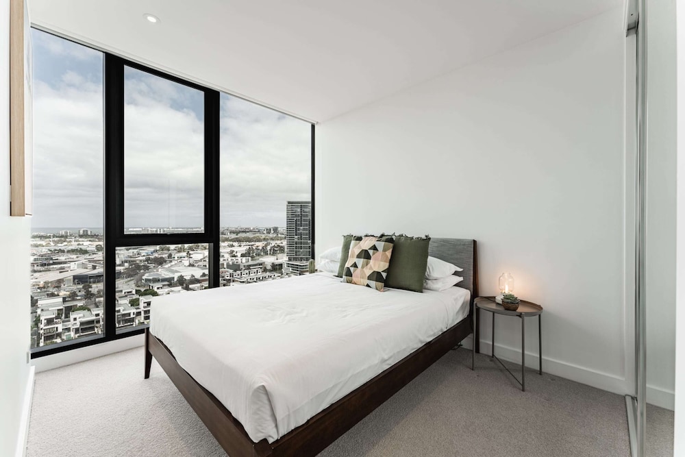 2-bed With Harbour Views & Outstanding Amenities