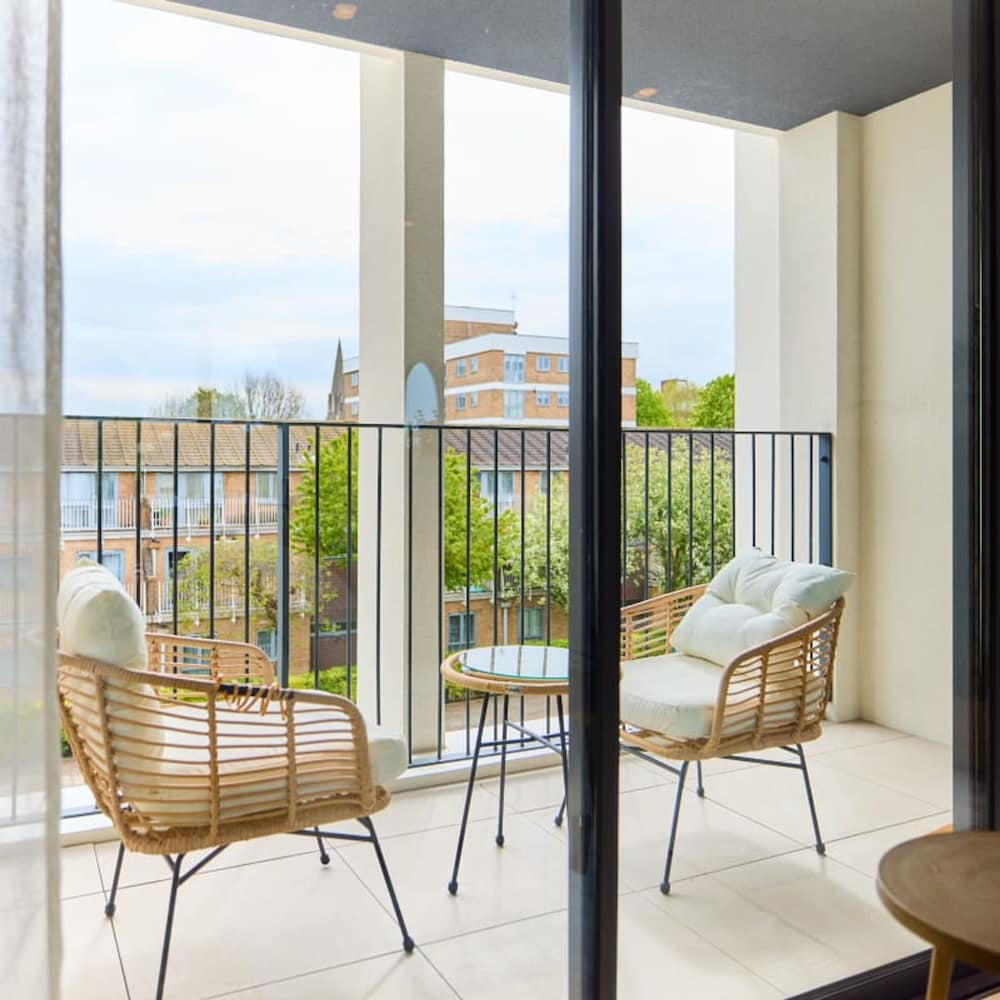 The Brondesbury Hideaway - Stylish 3bdr Flat With Balcony Parking photo 2