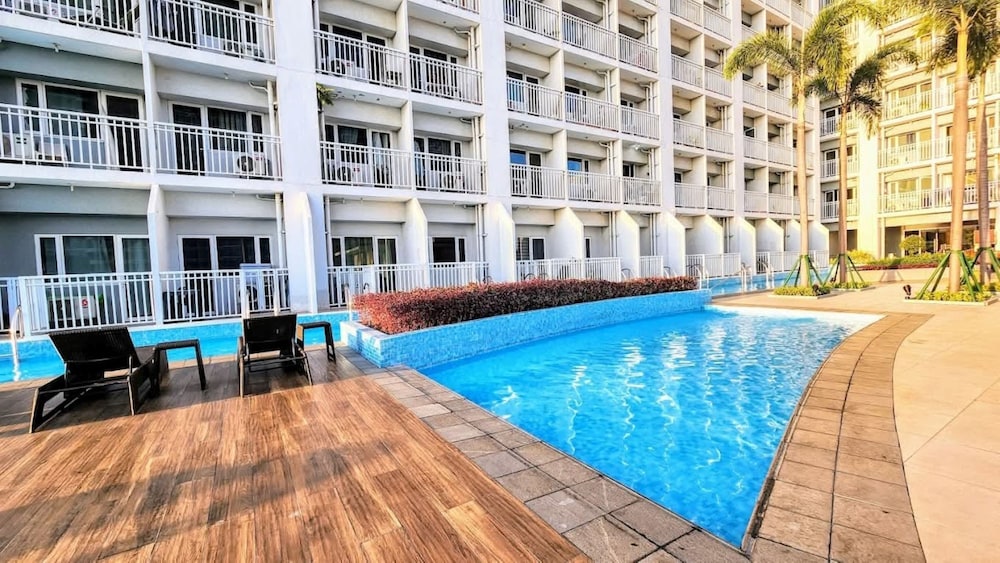 Breeze Residences Condos