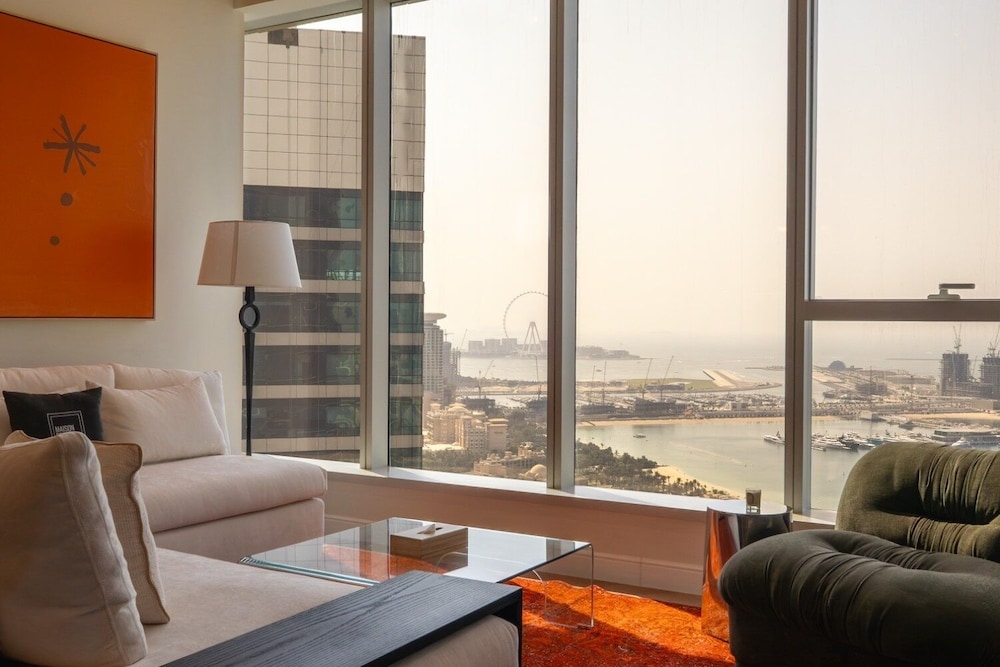 Maison Privee - High-Floor Haven with Open Sea Views on Palm Entry