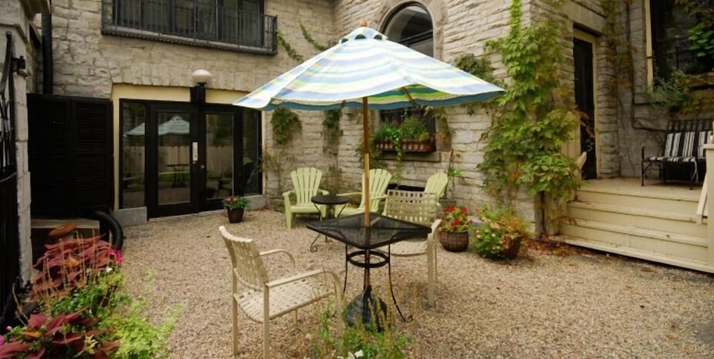 Frontenac Club Inn