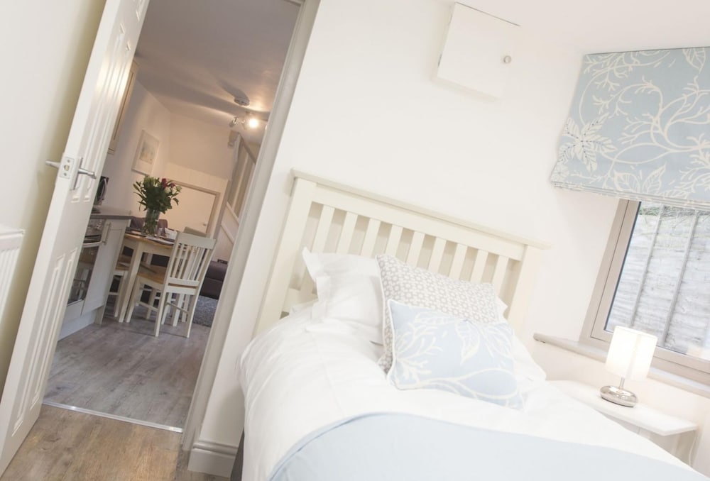 2 Bed Cottage - Sleeps 4 - Pets - Patio - Parking