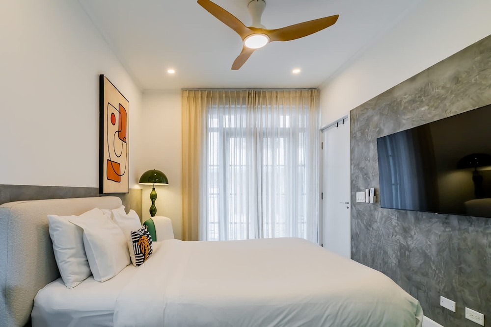 w Charming 1BR in Santa Ana s Best Area