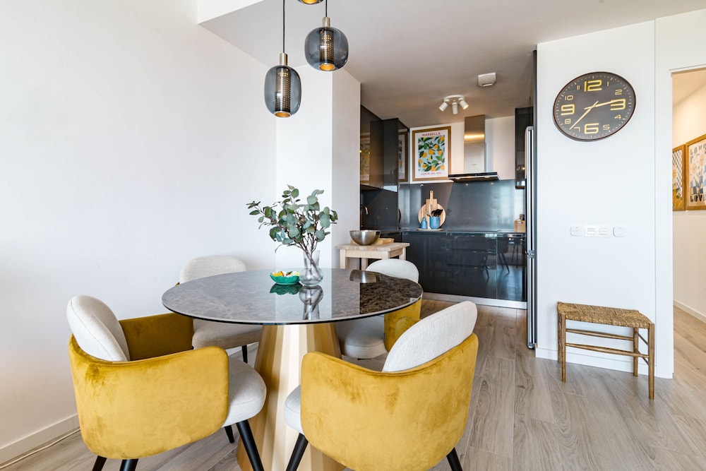 OV2 1B - Bright and Modern 3 Bedroom Apartment