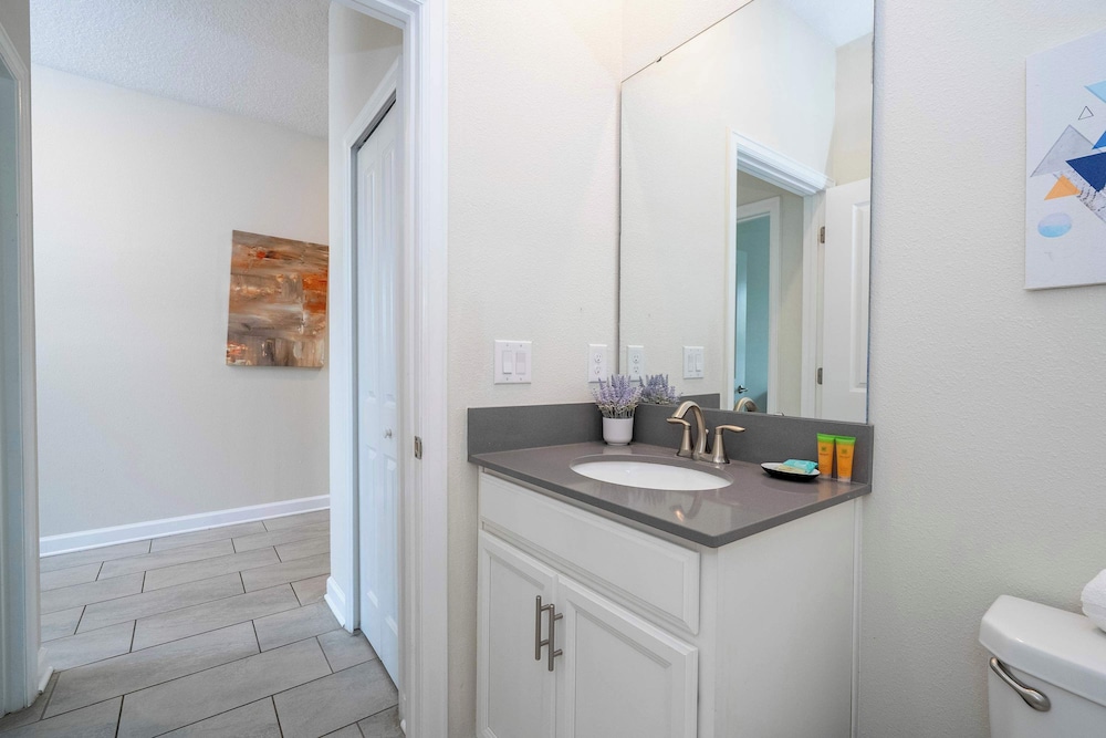 Stunning Game Room & Pool Jacuzzi Storey Lake 2799