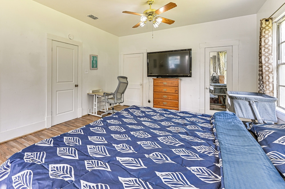 Home w/ Yard - Close to Hospitals, Dtwn Shreveport