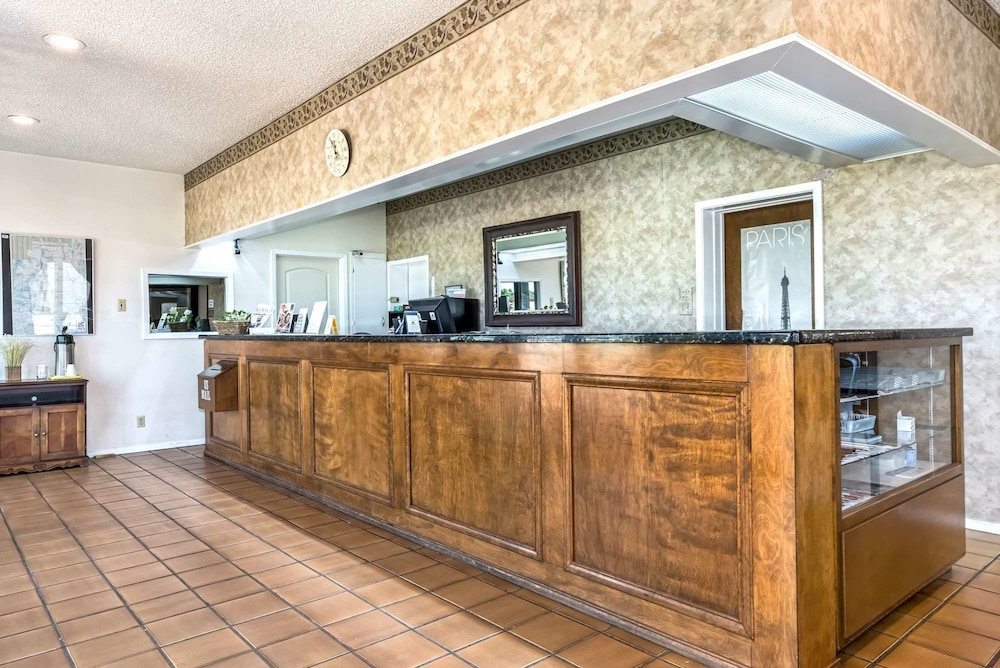 Americas Best Value Inn Paris view 2