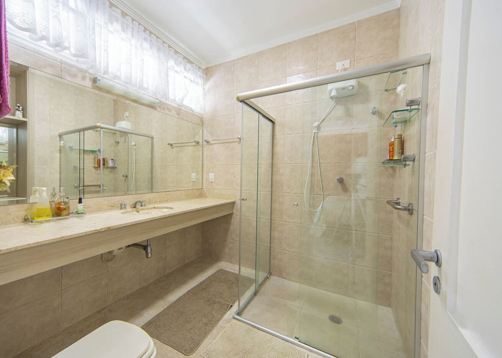 Casa Pet Friendly com 3 su tes a 200m da Praia