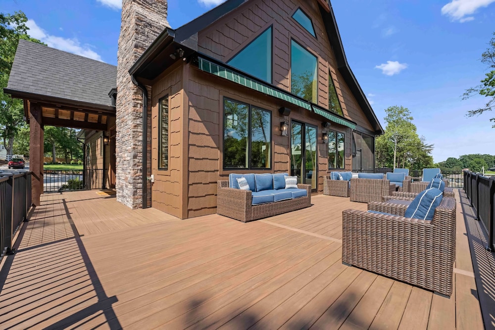 Black Bear Lodge by Avantstay Lakefront Dock Pool Theater Sleeps 20