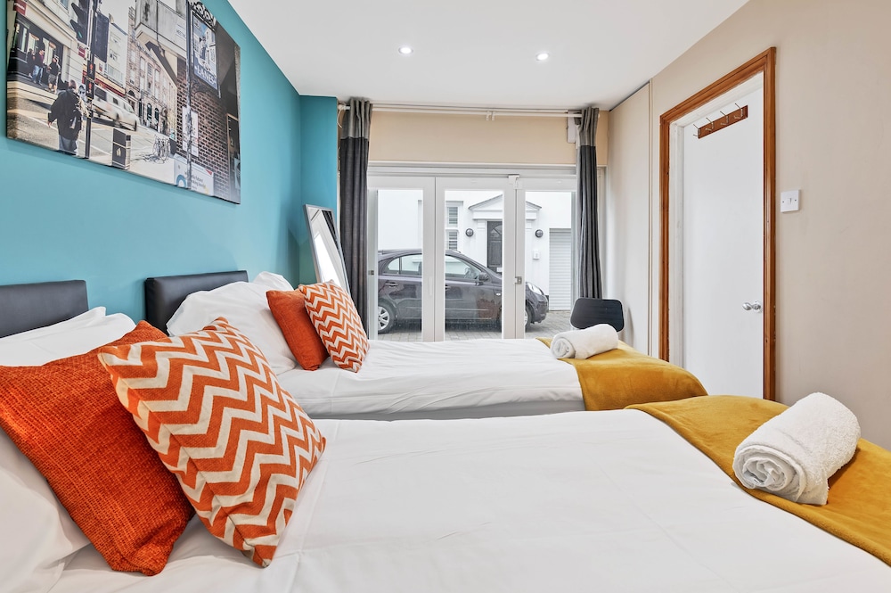 Pebble Mews House | By My Getaways | Parking for one small car