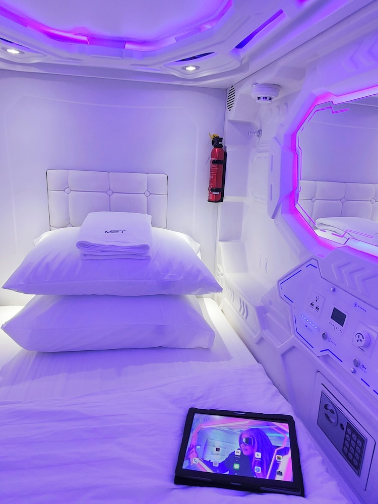 MET A Space Pod Phrom Phong
