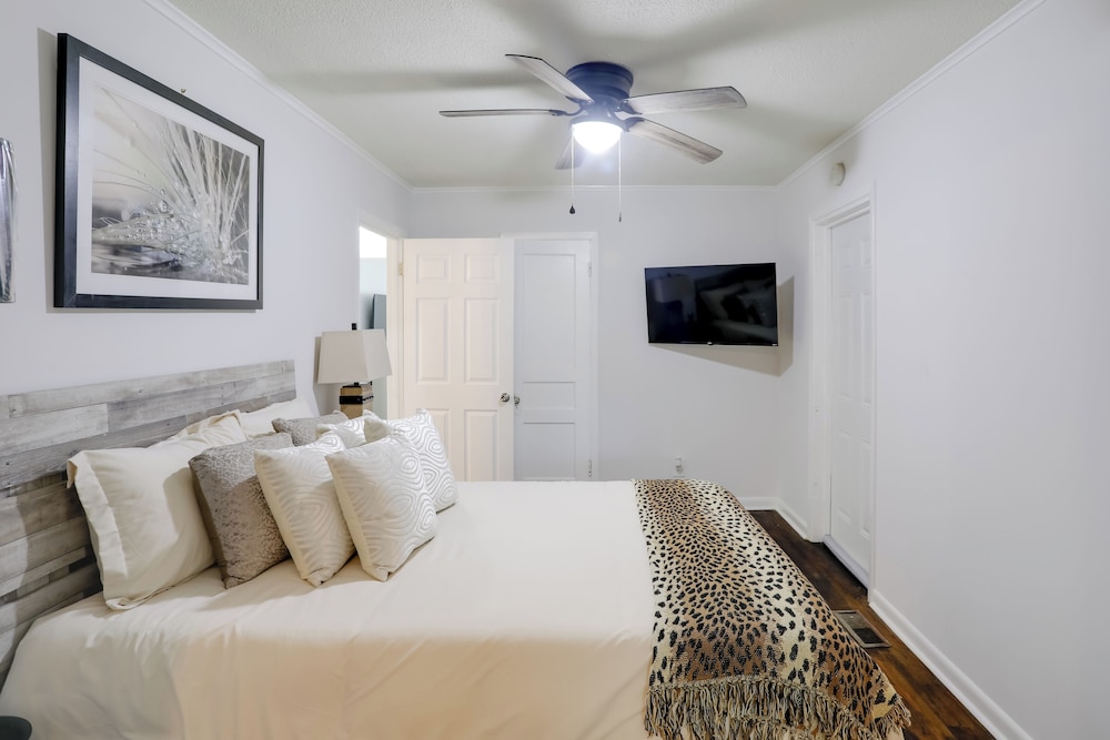Updated North Greenwood Cottage < 1 Mi to Dtwn!