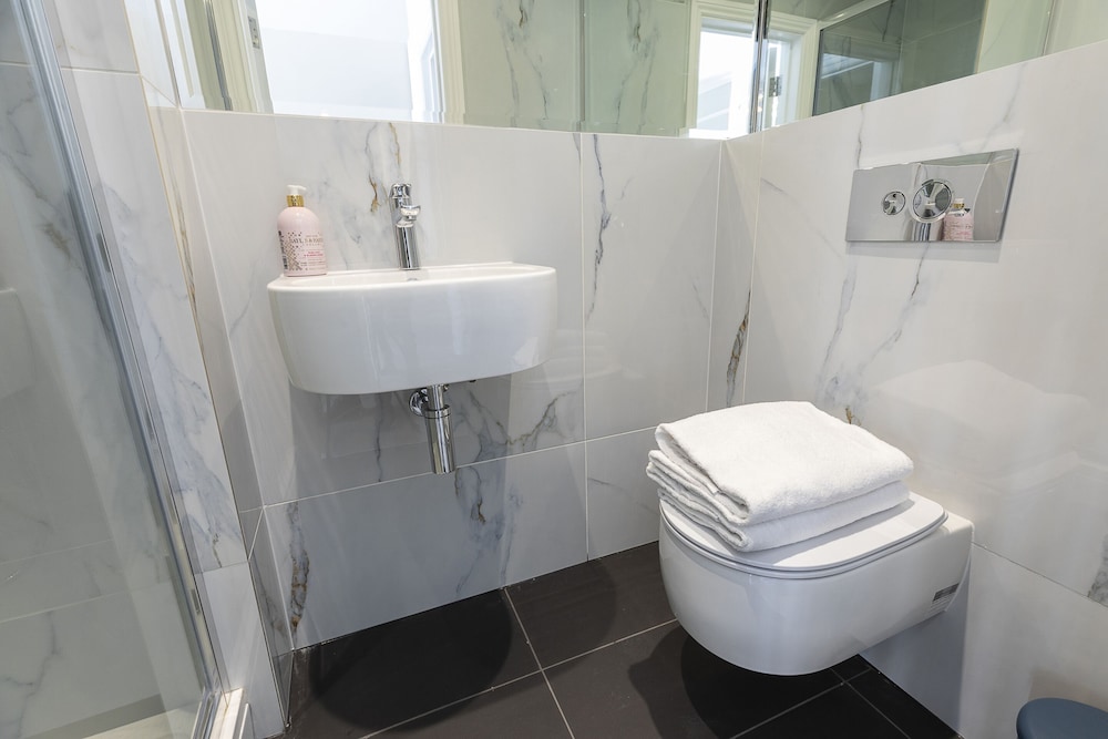 Luxurious Air Conditioned Apt High Street Kensington