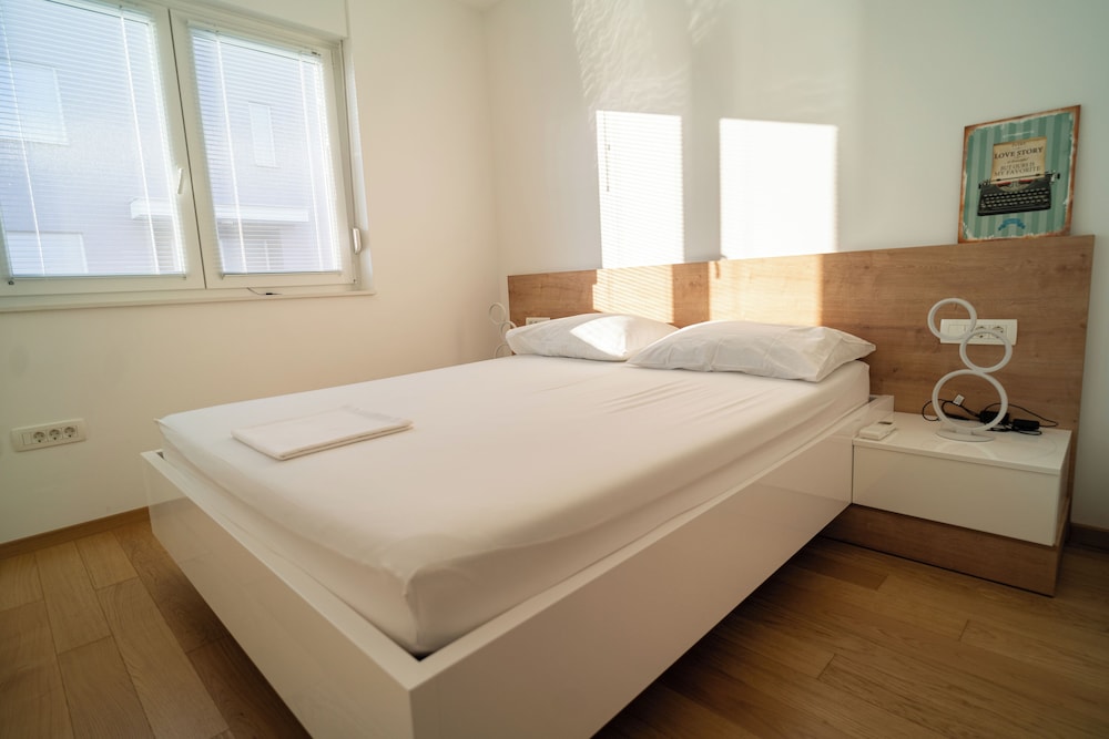 Apartment Wing 77