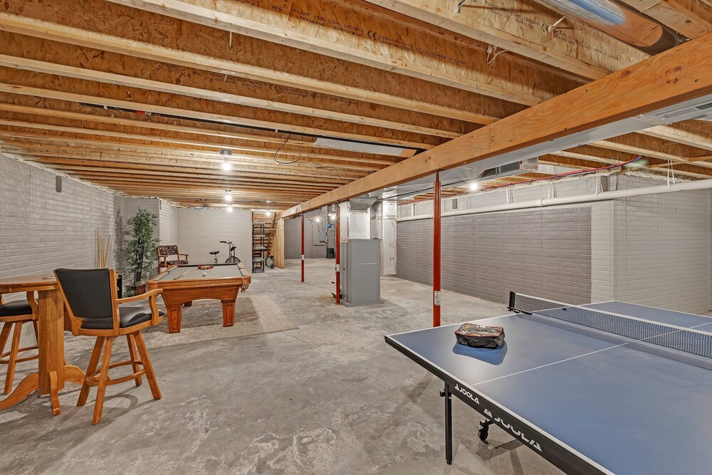 Lakeside Retreat With Hot Tub & Game Room 3 Bedroom Home